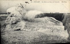 CPA Fecamp La Jetee un Jour de Tempete 