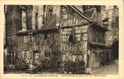 CPA La Cathedrale de Rouen Vieilles maisons au pied de la Tour Saint Romain