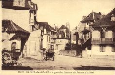 CPA Salies de Bearn A gauche Maison de Jeanne d'Albret 