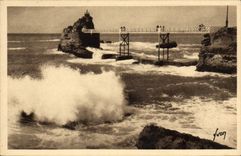 CPA Biarritz Basses Pyrenees Le rocher de la Vierge par grosse mer 