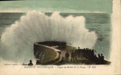 CPA Biarritz Pittoresque Vague au Rocher de la Vierge 