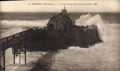 CPA Biarritz Le Rocher de la Vierge par gros temps 