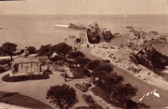 CPA Biarritz Le Rocher de la Vierge et a gauche le Monument aux Morts de la Guere 