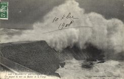 CPA Biarritz Artistique Un paquet de mer au Rocher de la Vierge 