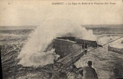 CPA Biarritz La Digue du Rocher de la Vierge par Gros Temps 