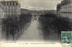 CPA Pau Place Royale et la Chaine des Pyrenees 
