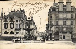 CPA Troyes La Fontaine et la rue de la Republique Tramway