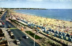 CPM Royan Le Boulevard Garnier et la Plage 