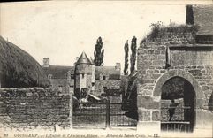 CPA Guingamp L'Entree de l'Ancienne Abbaye de Sainte Croix