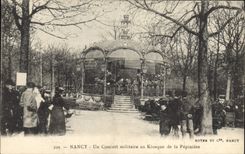 CPA Nancy Un Concert militaire au Kiosque de la Pepiniere Militaria