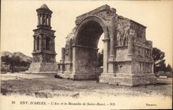 CPA Env d'Arles L'Arc et le Mausolee de Saint Remi 