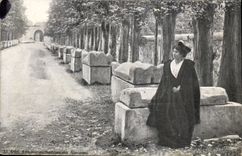 CPA Arles  Arlesienne aux tombeaux des Alyscamps Folklore