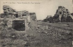 CPA Les Baux Maison Romaine et la Tour Sarrasine 