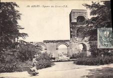 CPA Arles Square des Lices 