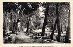 CPA Arles Un coin des Alysacamps 