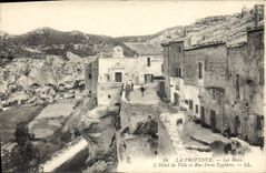 CPA La Provence Les Baux L'Hotel de Ville et Rue Porte Eygieres 