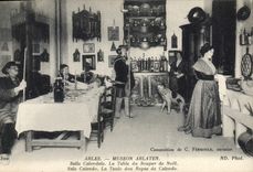 CPA Arles Museon Arlaten La table de Noel Folklore Chien