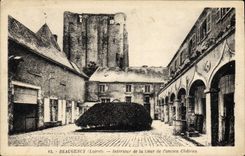 CPA Beaugency Loiret Interieur de la Cour de l'ancien Chateau 