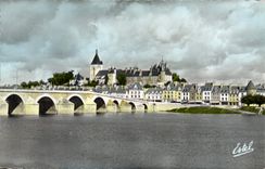 CPM Gien Vue dur la Loire la ville reconstruite et le Chateau 