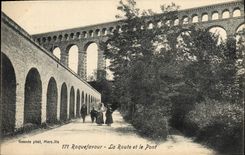 CPA Roquefavou La Route et le Pont 