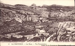 CPA La Provence Les Baux Vue pamoramique Vallon de la Fontaine et Beaumaniere 