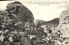 CPA Les Baux Rochers geants et chimeriques gardant l'entree du Val d'Enfer ou les pretres druides im