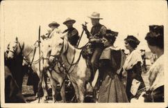 CPA En Provence Les gardians de Camargues montes sur leurs cavales blanches Cheval Folklore