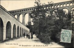 CPA Roquefavour La route et le pont 