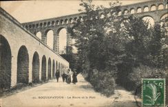 CPA Roquefavour La route et le pont 