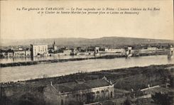 CPA Vue generale de Tarascon le pont suspendu sur le Phone l'ancien chateau de Roi Rene et le Cloche