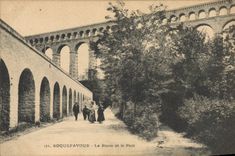 CPA Roquefavour la route et le pont 