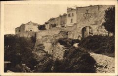 CPA Les Baux Les Remparts Entree par la porte d'Eyguieres 