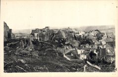 CPA Les Baux A gauche Tour Sarrazine 