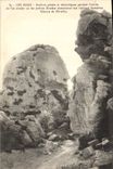 CPA Les Baux Roches Geants et Chimerique gardant l'entree du val d'enfer ou les pretes Druides immol