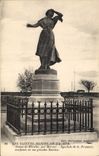 CPA Les Saintes Maries de la Mer Statue de Mireille par Mercier Symbole de la Provence confiante en 