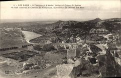 CPA Les Baux a l'horizon et a droit roches en Forme de Sphinx ou etait construit le chateau de Montp