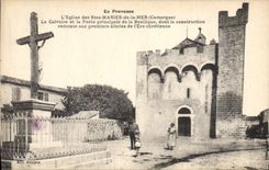 CPA En Provence l'Eglise des Stes Maries de la mer Camarque la Calvaire et la porte Principale de la