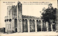 CPA En Provence l'Eglise des Stes maries de la Mer dont la construction remonte aux premiers siecles