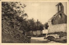 CPA Les Baux B du R place de l'eglise et Chapelle des Penitents XVI siecle 
