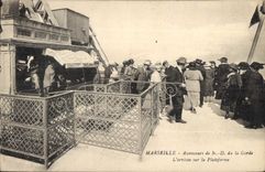 CPA Marseille Ascenseurs de N D de la Garde l'Arrivee sur la Plateforme 