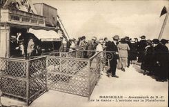 CPA Marseille Ascenseurs de N D de la Garde l'Arrivee sur la Plateforme 
