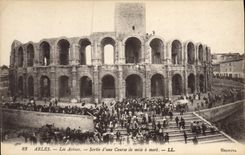 CPA Arles les Arenes sortie d'une course de mise a mort 