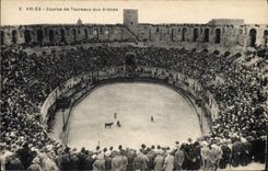 CPA Arles course de taureaux aux Arenes 