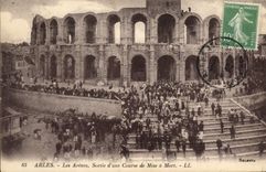 CPA Arles les Arenes sortie d'une course de Mise a Mort 
