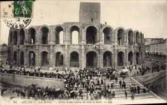 CPA Arles les Arenes Sortie d'une course de mise a mort Corrida