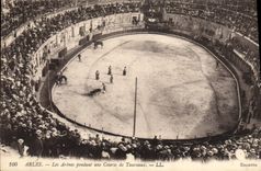 CPA Arles les Arenes pendant une course de Taureaux Corrida