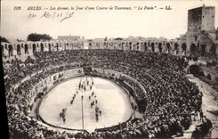 CPA Arles les Arenes le Jour d'une course de Taureaux le Paseo Corrida
