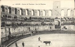 CPA Arles course de taureaux jeu du Manteau 