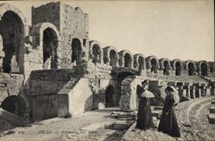 CPA Arles Arlesienne des Arenes Folklore