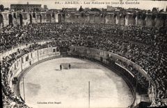 CPA Arles les Arenes un jour de Corrida 